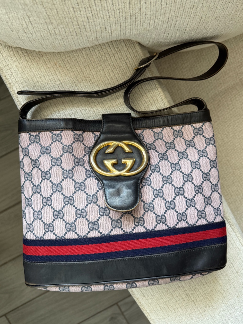Gucci gg supreme sherry line crossbody bag